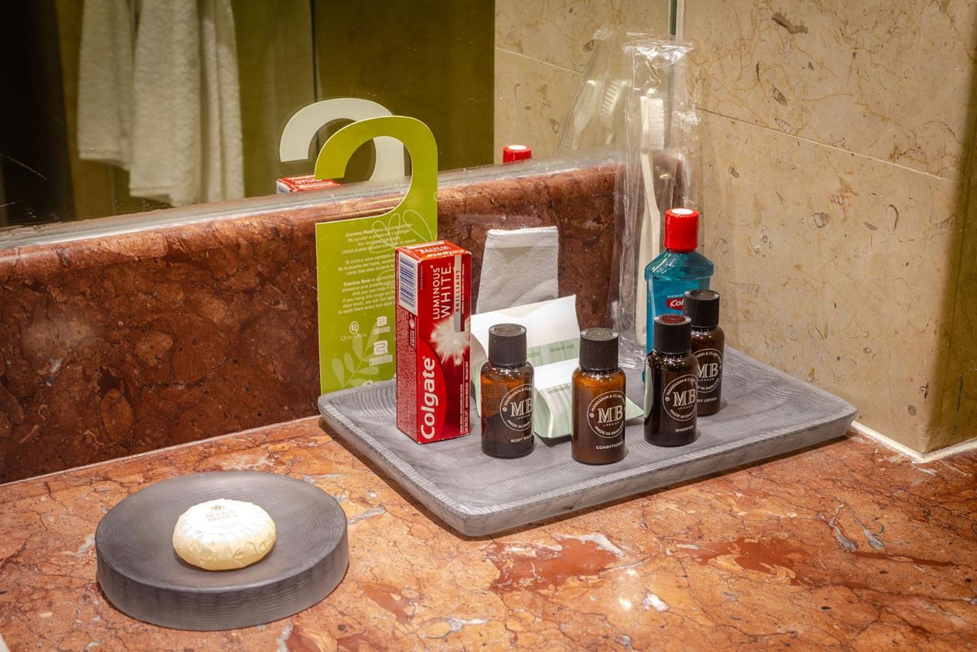 Camino Real Pedregal Mexico Hotel Eksteriør billede A bathroom tray with amenities